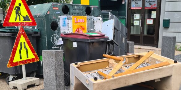 Herreløst avfall hensatt ved gjenvinningcontainere.